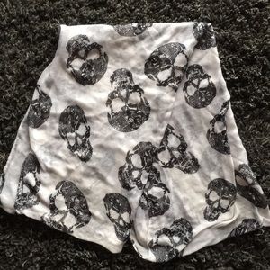 6/$20 Infinity scarf white black skull designs EUC